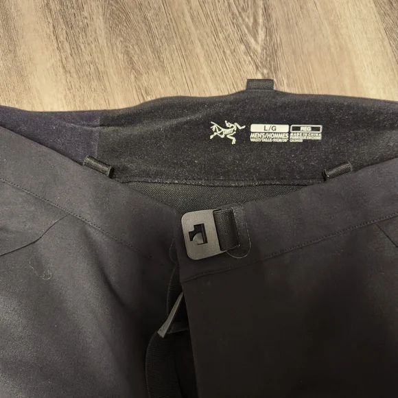 Arc'teryx Men's Black Cargo Pants - Picture 10 of 10